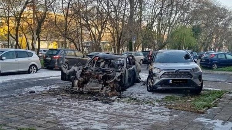 Няколко коли изгоряха в Бургас