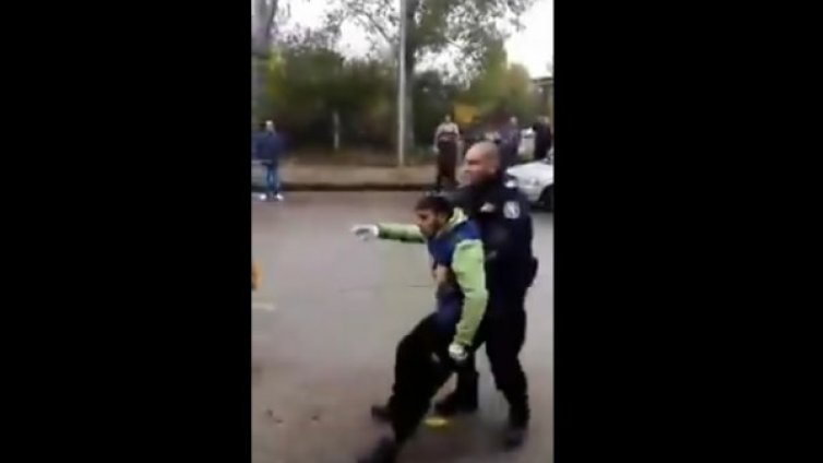 Двама скочиха на бой на полицаи, поискали им документите