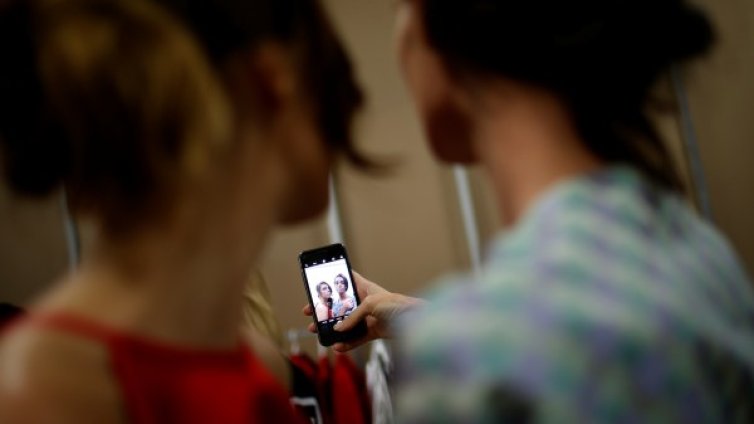 Селфитата ни правят тъжни. Доказано!