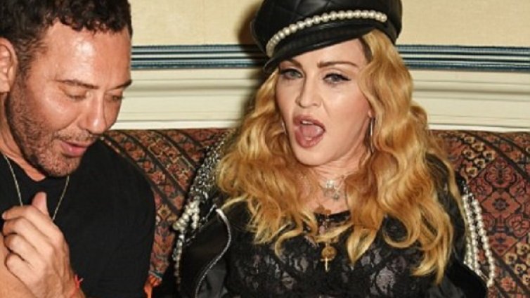 Мадона палавее с фотограф на парти в Лондон
