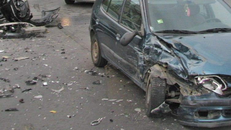 Кръв на пътя: Младеж заби колата си в друга, уби двама
