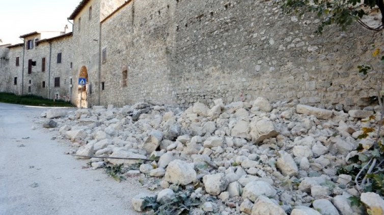 Тухли и отломки в Италия след труса, затвориха "Свети Павел"