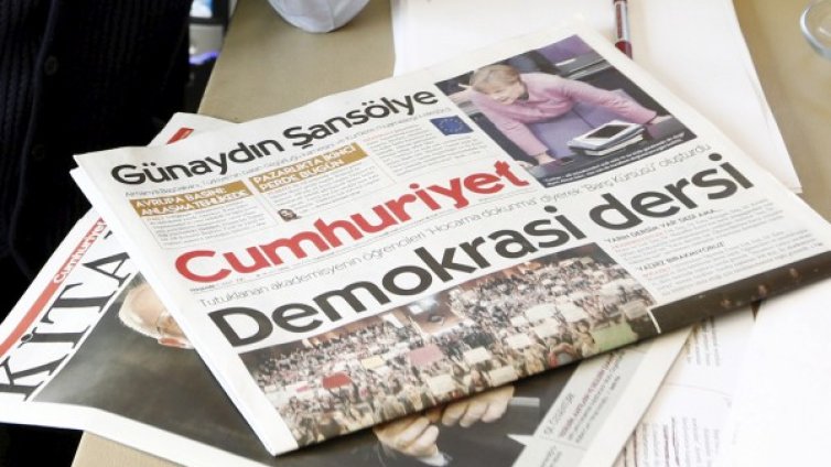 Чистка в Турция: Арест за главния редактор на "Cumhuriyet" 