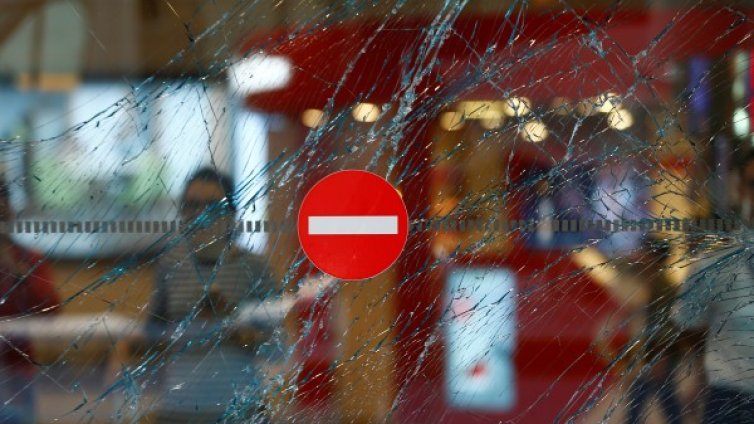 За храна и топличко: Мъж строши витрина, иска в психиатрията