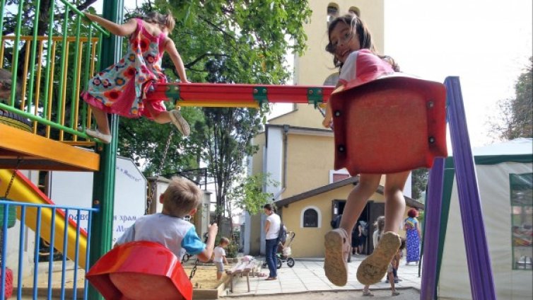 Кмет забрани на забавачки да събират пари от родители