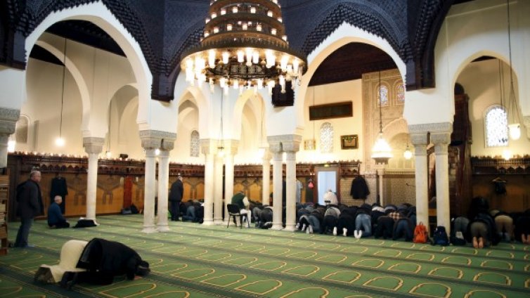 Франция затваря 4 джамии за проповядване на радикален ислям
