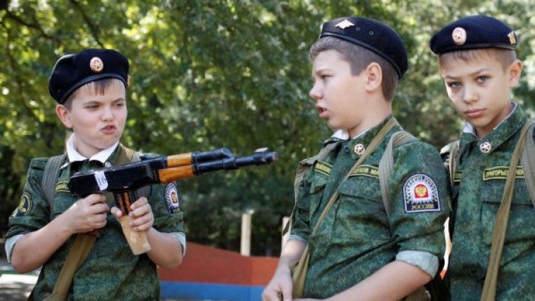 Руско училище учи на патриотизъм, на военна дисциплина