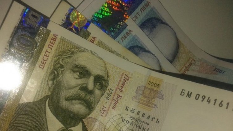 Възрастна габровка "залови" полицаи... с 9 бона