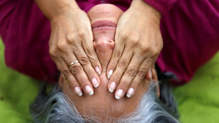 Две йога упражнения за добро зрение