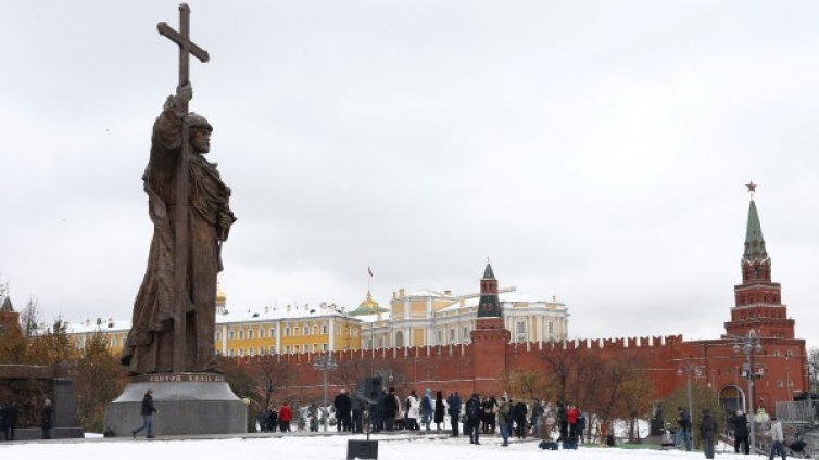 Путин откри статуя на княз Владимир, покръстил Русия