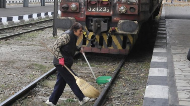 Закъснения на влаковете препълниха чакалнята на гарата