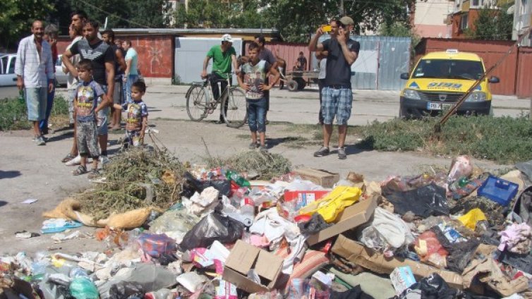 В Столипиново: Танци без избори. Омръзнало им за 20 лв.