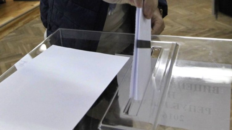 В Хасково гласуват на референдума... но без пликове 