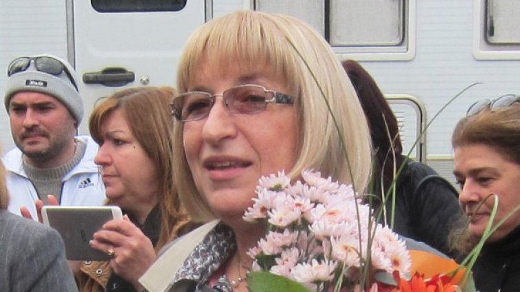 Цачева не успя да привлече хората извън ГЕРБ