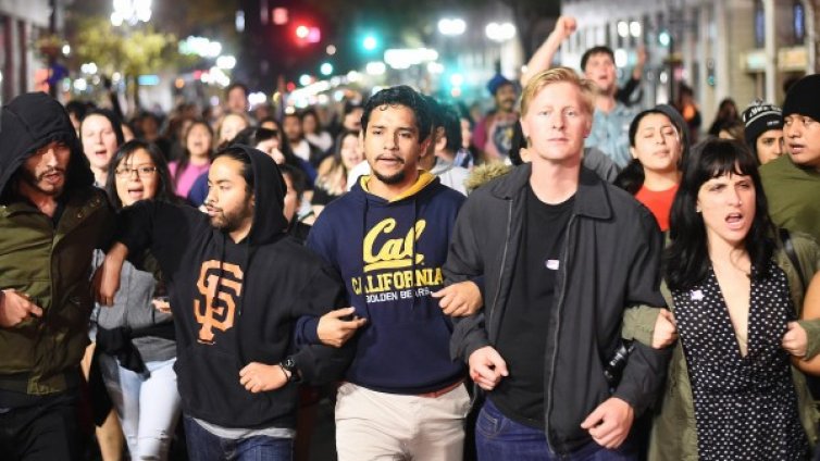 В САЩ се вдигнаха на протести срещу избора на Тръмп