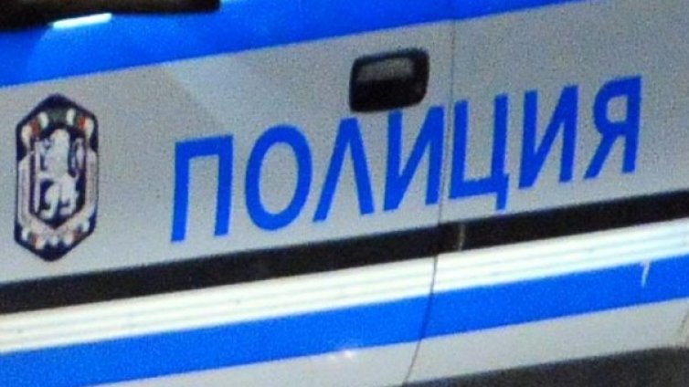 Удар на Тракия: Мъж е затиснат в бус, не могат да го извадят