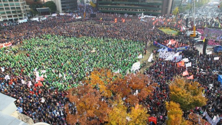 Хиляди поискаха оставката на южнокорейския президент