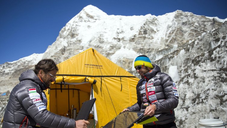 Евакуирани са всички алпинисти, блокирани на Еверест