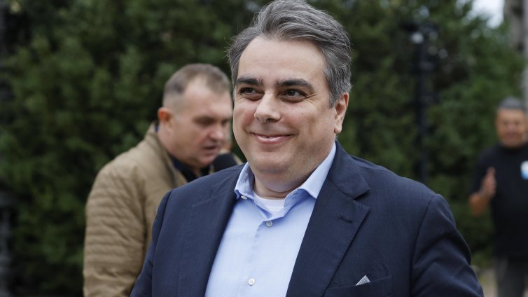 Василев: Сарафов се разпорежда незаконно с държавни средства