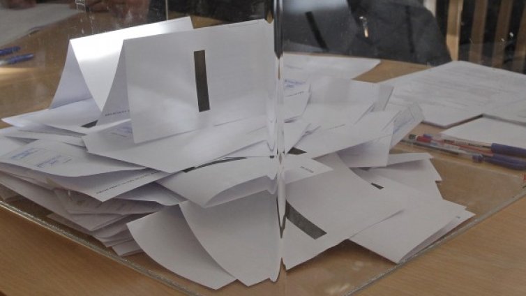 Наблюдатели: Бюлетините повсеместно се отварят