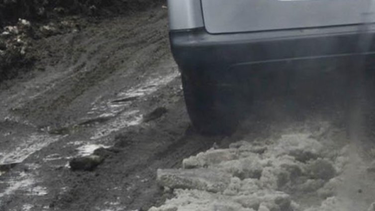 Сняг натрупа на Петрохан, движението е затруднено