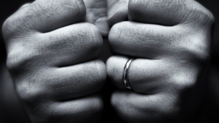 Мъж преби с юмруци баба, направила му забележка