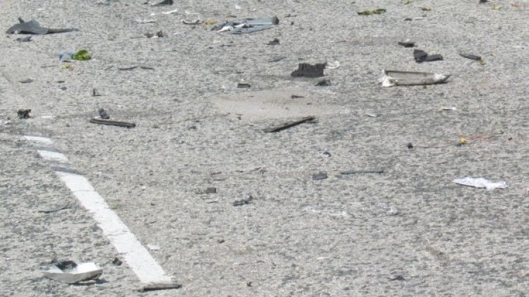 Млада дама зад волана: Газ и... ел стълб на две