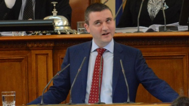 Скок на пенсиите, отмяна на плоския данък? Популизъм!