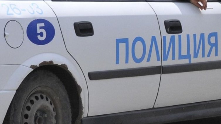Кола се заби в автобус, шофьорът й почина