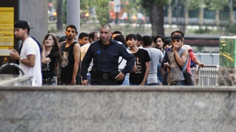 На бежанците им стана студено &ndash; сгряват се в метрото