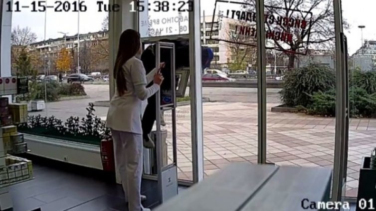 Крадец от каучук: С шампоаните през малкото прозорче