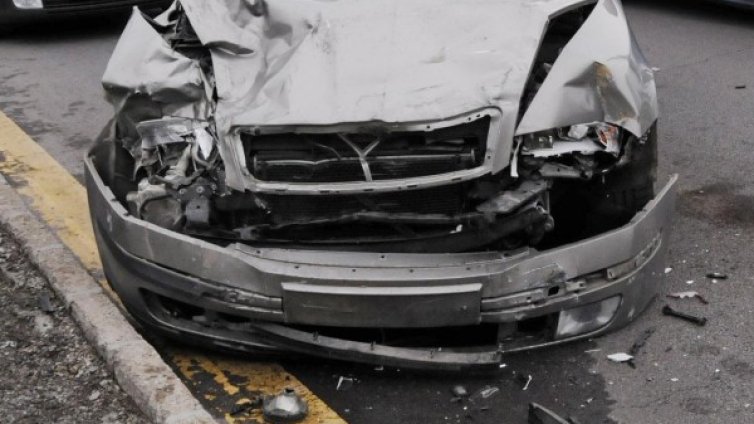 Мъж е починал, след като кола ударила коне на пътното платно