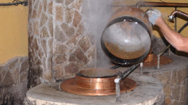 Токсиколози: Домашната ракия - смъртоносна!