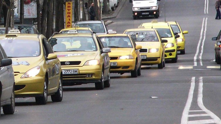Таксиджиите в София искат актуализация: 1,74 лв. дневна тарифа и 2 лв. - нощна 