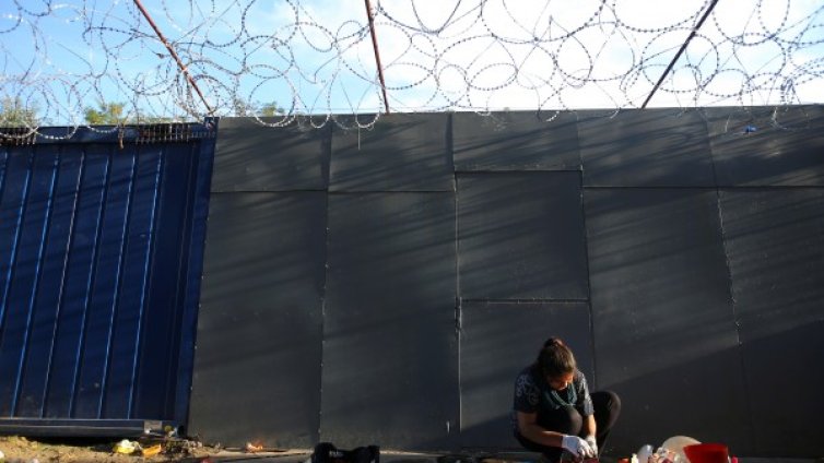 В бран от мигрантите: Унгария строи умна ограда