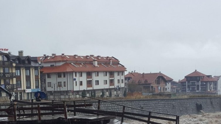 Сезонът наближава, в Банско спират строителството