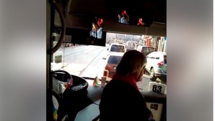 Ало, чуваш ли ме? Шофьор на автобус не спира да си бъбри зад волана