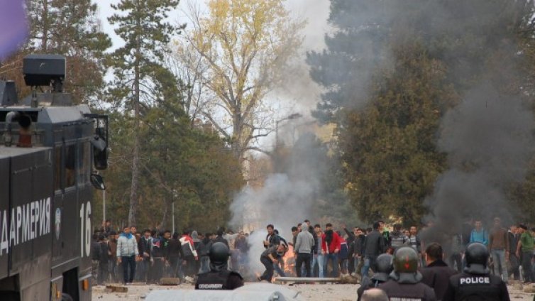 По мигрантски: Кале се запали &ndash; пламна и Харманли! 