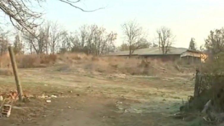 Лагерът – разграден двор! Ограда няма, а бежанците?