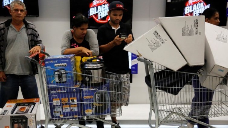 Осем от десет души се влияят от социалките при онлайн пазаруване 