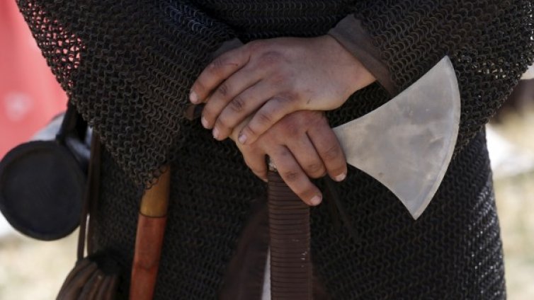 Мъж рани 7 дечица с брадва в Китай 