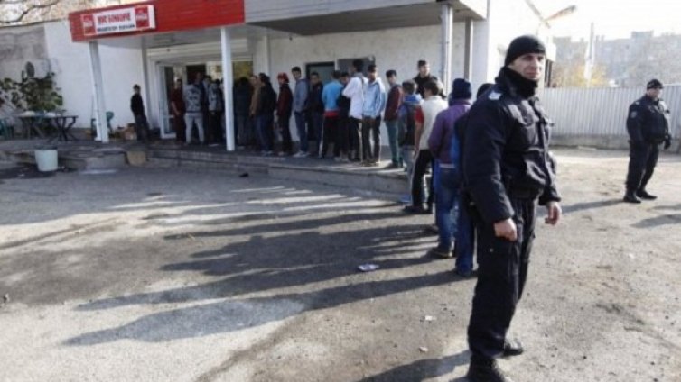 Борисов разпореди: Ограда от бодлива тел около лагера в Харманли!