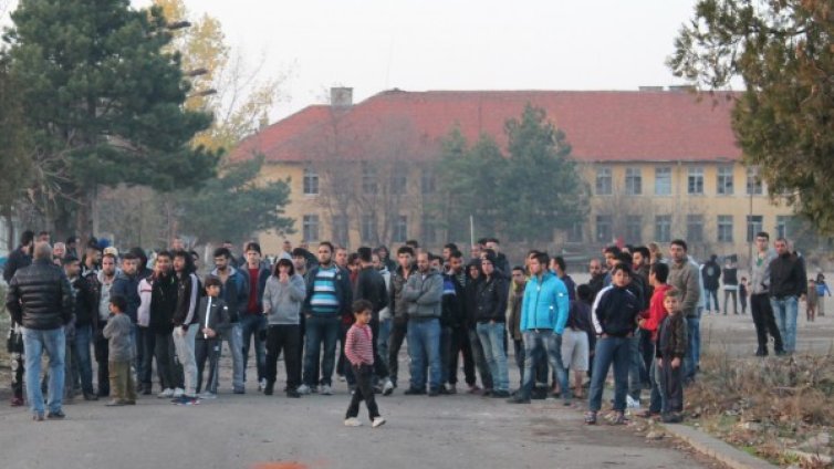 Борбата с бежанците на границата - денонощна, призна Дончев