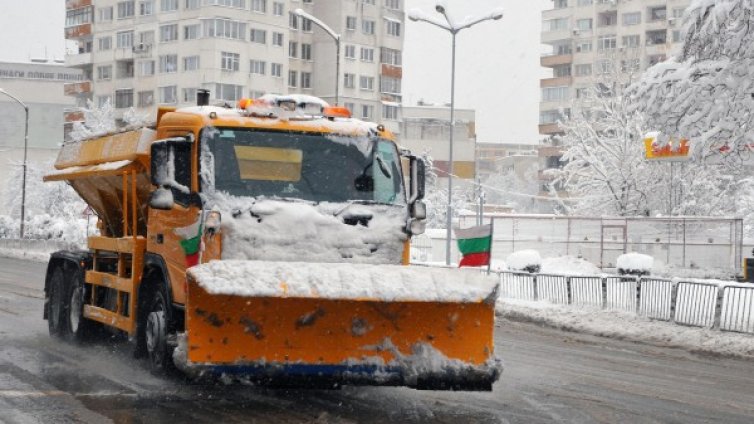 Зимата идва днес: Сняг, студ и вятър!
