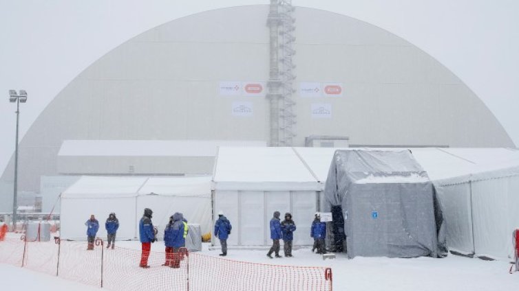 Ново защитно съоръжение над стария саркофаг в Чернобил