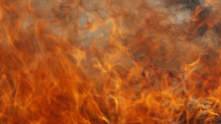 19 пожарникари гасиха 4 къщи в центъра на Силистра