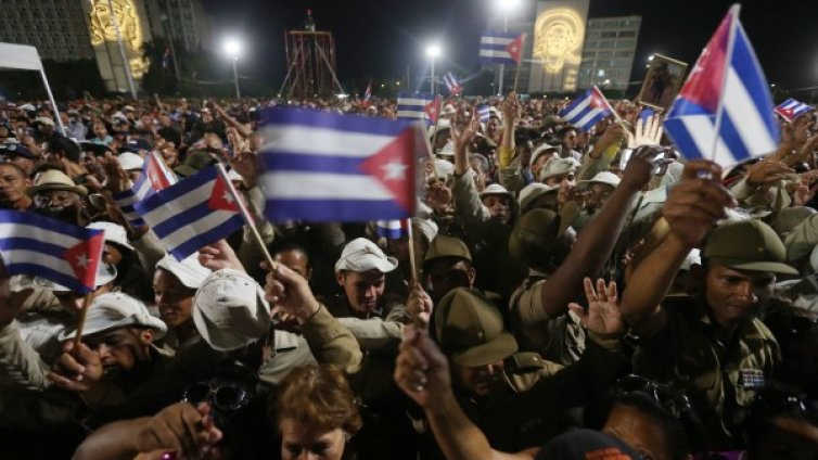 Стотици хиляди кубинци отдадоха последна почит на Кастро