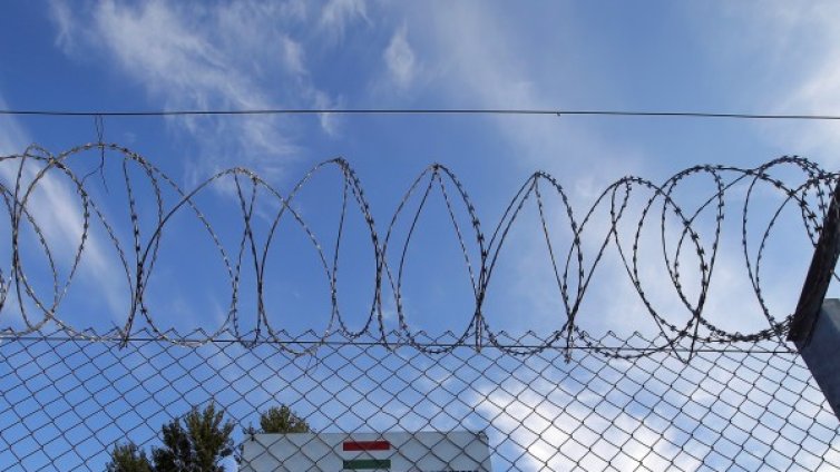 Бунтувал се бежанец влиза в затвора... В Унгария!