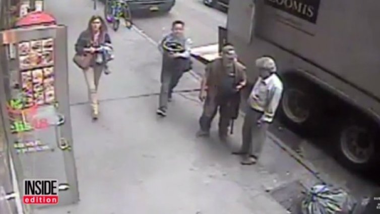 Абсурден обир: Свиха кофа със злато под носа на охраната