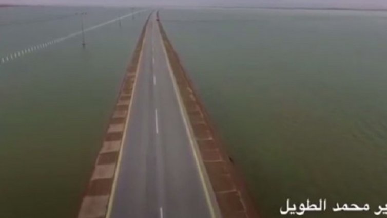 Пустиня ли, море ли? Дъждове наводниха Саудитска Арабия